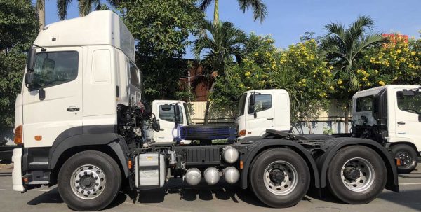 Đầu kéo Hino 700, đầu kéo hino 2 cầu, công suất 420hp tại 1.900 v/ph Mô men xoắn 1.765 tại 1.000 – 1.600 v/ph, hộp số Fast 16 số